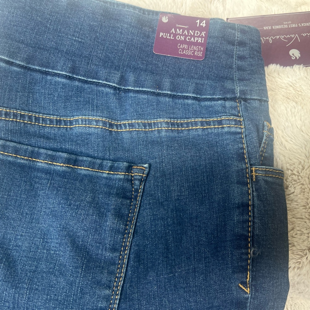 Adorable Amanda Capri size 14 jean by Gloria Vanderbilt  BNWT